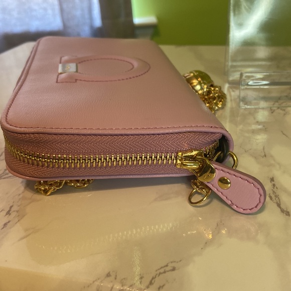 🇮🇹✨Ferragamo ✨🌸Pink Zippy Wallet with free adjustable, detachable G… - Picture 7 of 11